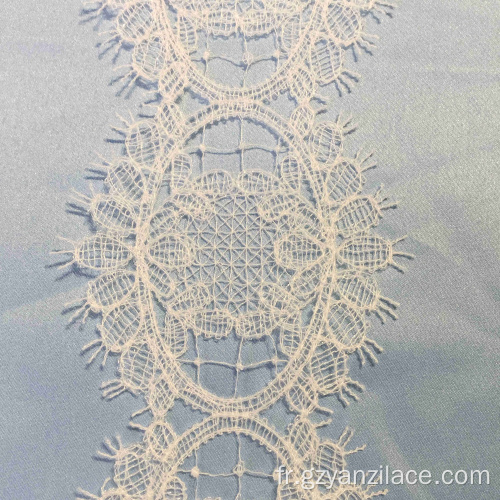 Bordure en dentelle ivoire au crochet avec oeillet